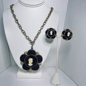 Vintage Chunky Gold Tone Cameo Necklace And Clip On Earrings Set (5691)